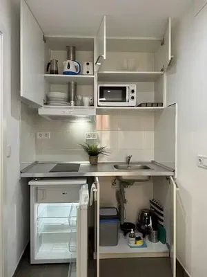 Keuken; keukenapparatuur, tegelvloer