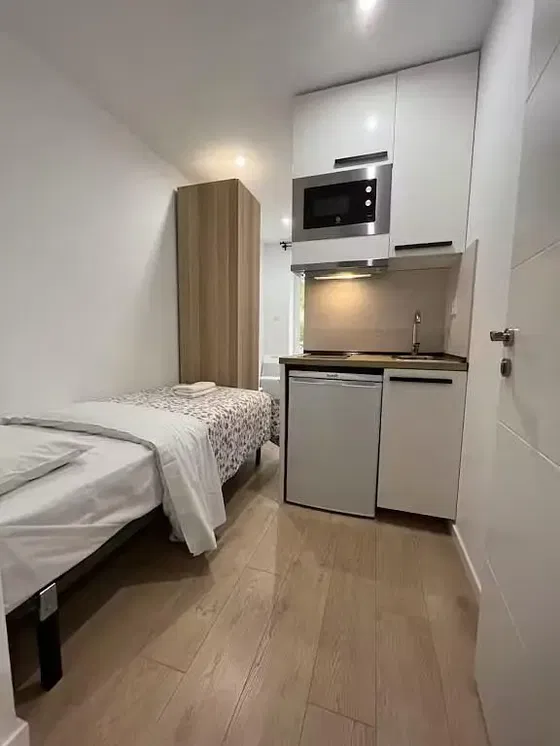 Schlafzimmer; küchengeräte, holzboden, tageslicht