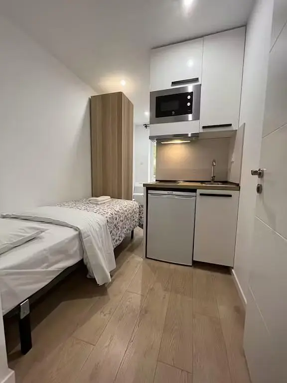 Chambre; électroménager, parquet, lumière naturelle