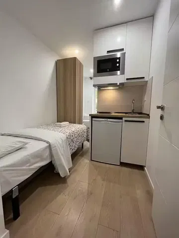 Chambre; électroménager, parquet, lumière naturelle