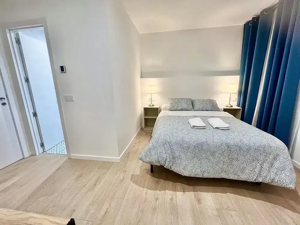 Chambre; lumière naturelle, parquet, style moderne