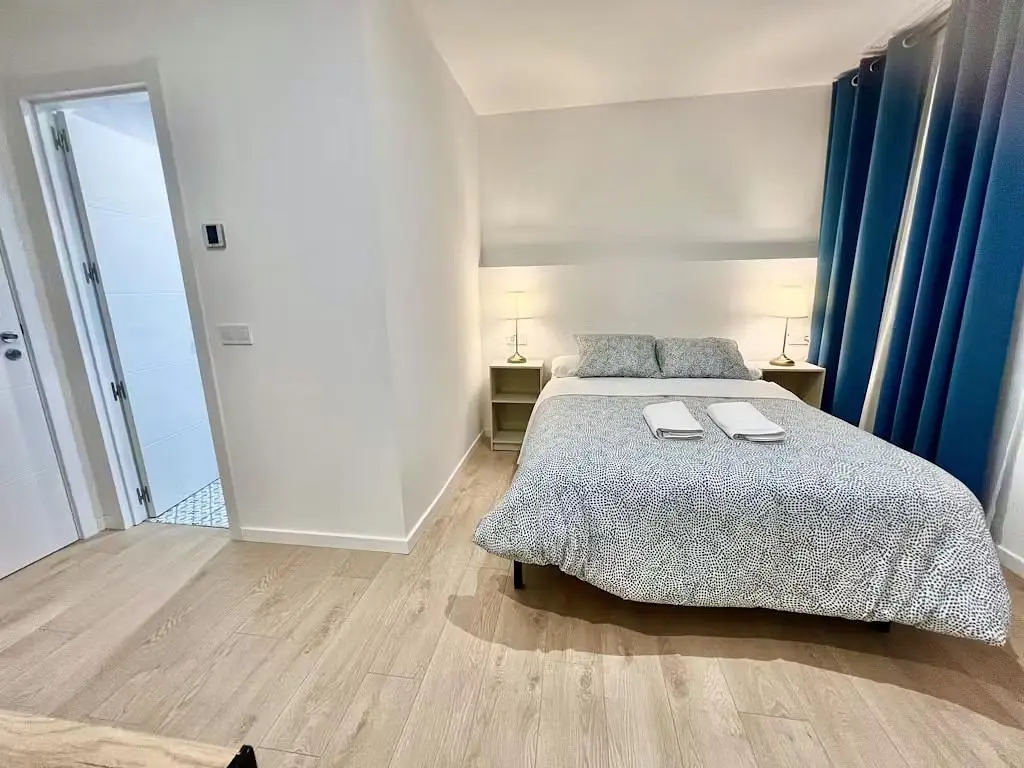 Chambre; lumière naturelle, parquet, style moderne