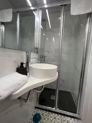 Badezimmer; fliesenboden, renoviert, tageslicht, moderner stil