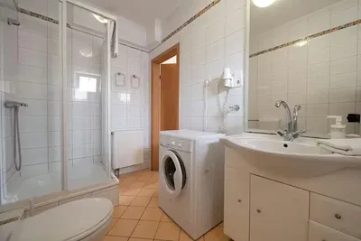 Badkamer; tegelvloer, natuurlijk licht