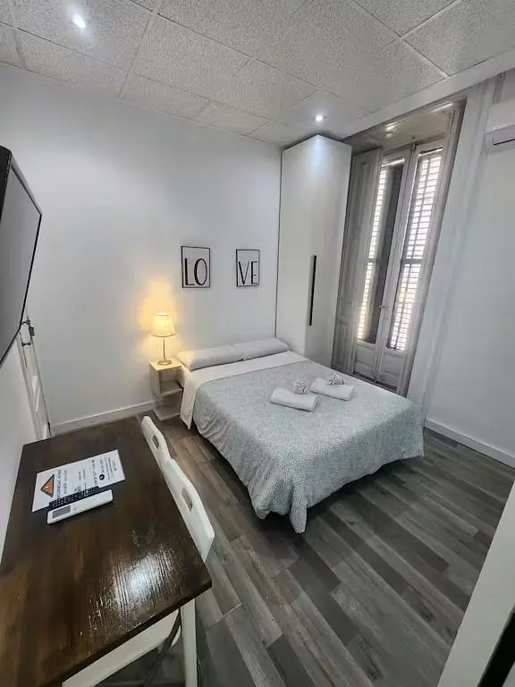 Camera da letto; pavimento in legno, luce naturale