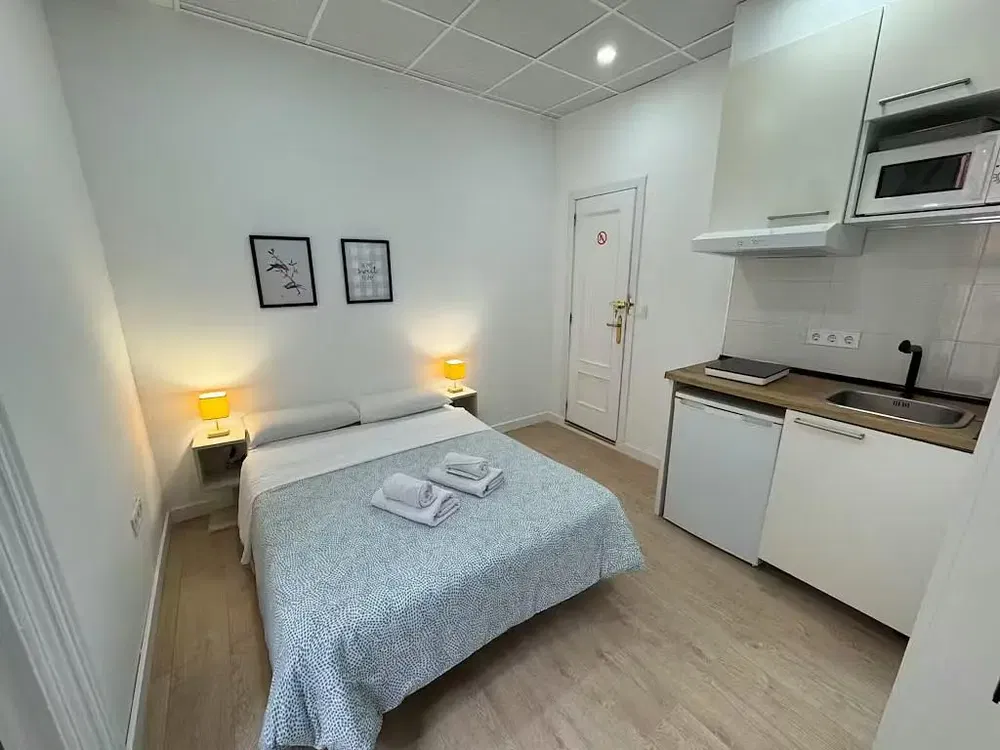 Slaapkamer; houten vloer, natuurlijk licht