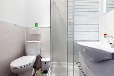 Toilette; pavimento in piastrelle, luce naturale, ristrutturato