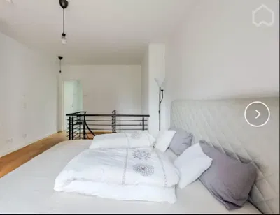 Schlafzimmer; holzboden, tageslicht