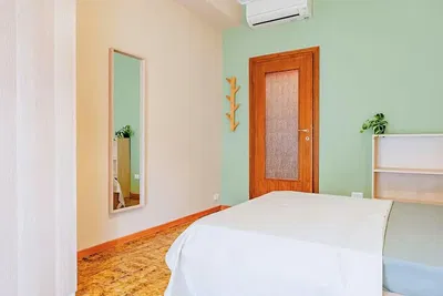 Yatak odası; doğal ışık, fayans zemin