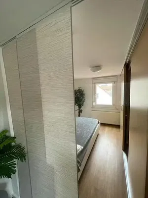 Schlafzimmer; holzboden, tageslicht