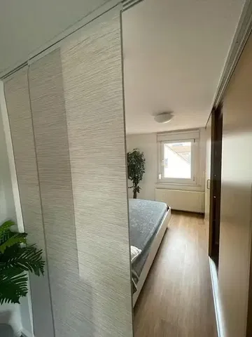 Спалня; дървен под, естествена светлина