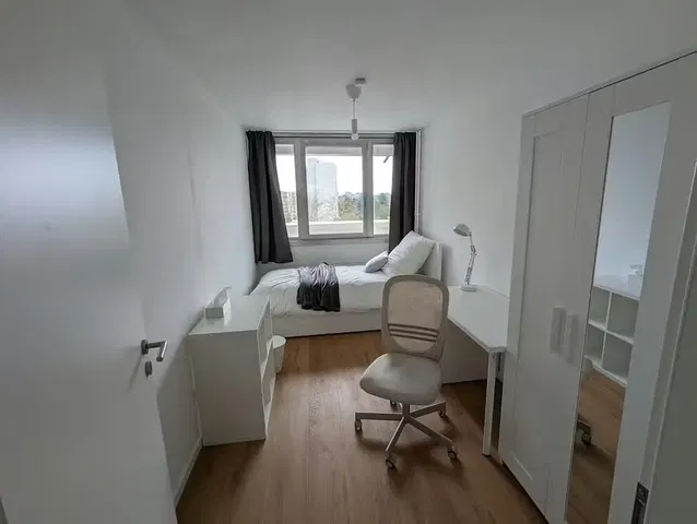 Ložnice; přirozené světlo, dřevěná podlaha