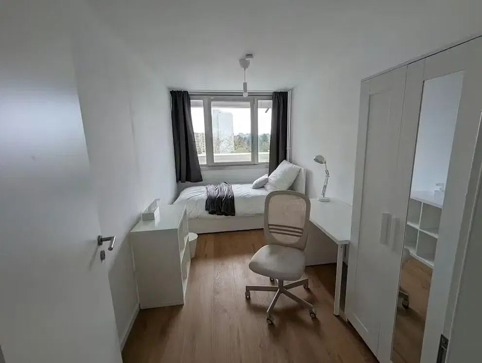 Ložnice; přirozené světlo, dřevěná podlaha