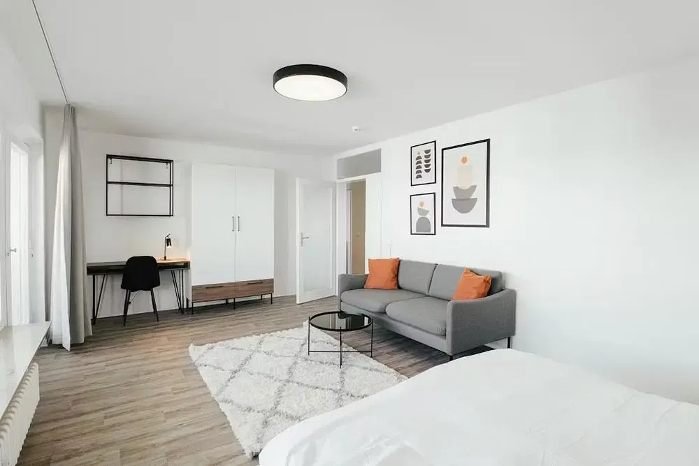 Ložnice; přirozené světlo, moderní styl