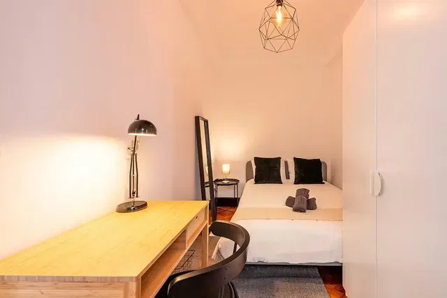 Υπνοδωμάτιο; μοντέρνο στυλ, ξύλινο πάτωμα, φυσικό φως