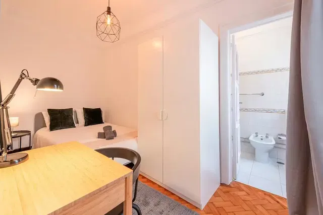 Υπνοδωμάτιο; ξύλινο πάτωμα, φυσικό φως, μοντέρνο στυλ