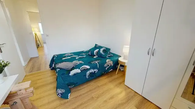 Schlafzimmer; holzboden, tageslicht