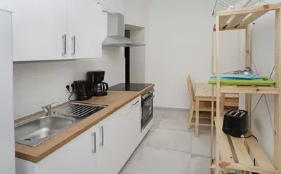 Кухня; кухненски уреди, плочки, естествена светлина