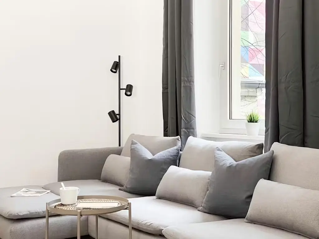 Хол; естествена светлина, модерен стил