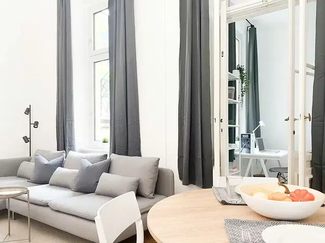 Хол; естествена светлина, модерен стил