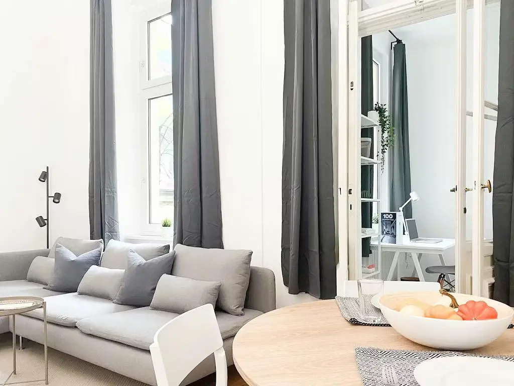 Хол; естествена светлина, модерен стил