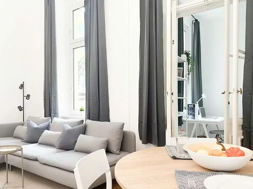 Хол; естествена светлина, модерен стил