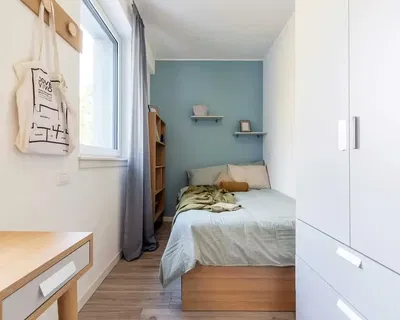 Spavaća soba; prirodno svjetlo, drveni pod, moderni stil