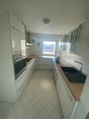 Кухня; плочки, кухненски уреди, естествена светлина