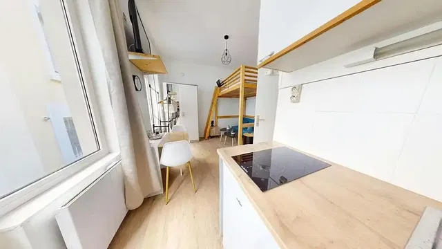 Kitchen; kitchen appliances, natural light