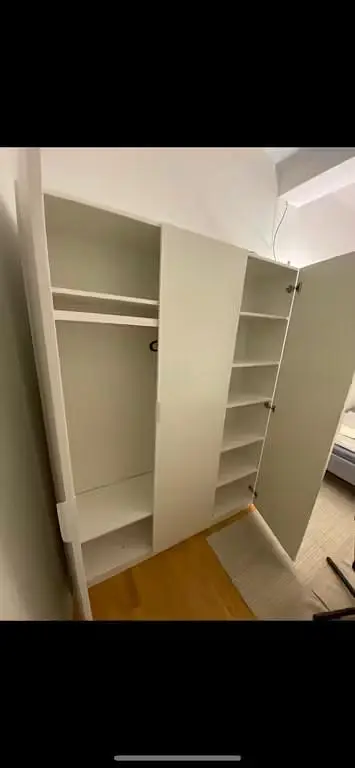 Δωμάτιο; ξύλινο πάτωμα