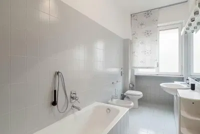 Salle de bain; carrelage, lumière naturelle, rénové