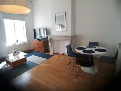 Salon; lumière naturelle, parquet, style moderne