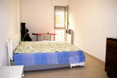 Camera da letto; luce naturale, pavimento in piastrelle