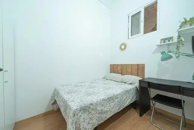 Schlafzimmer; holzboden, tageslicht, moderner stil