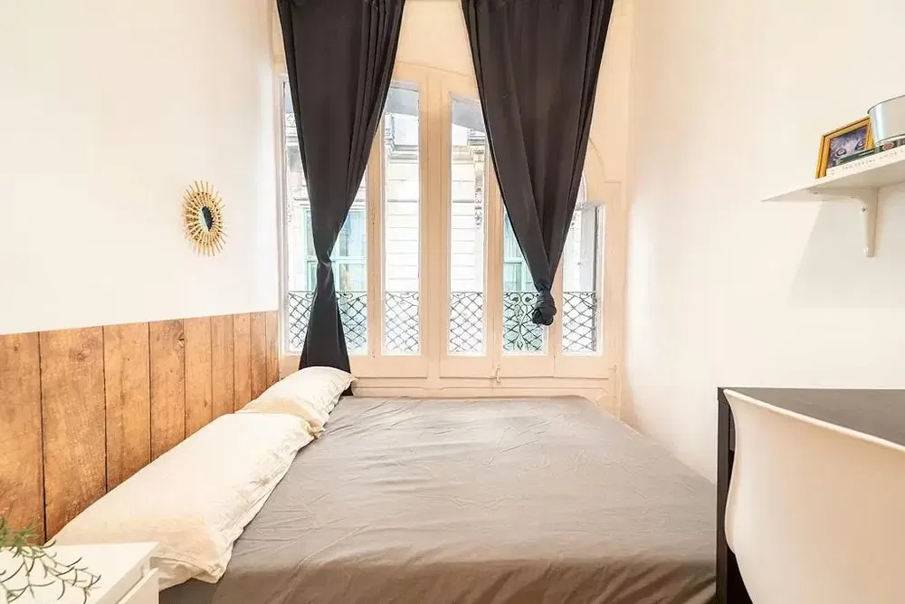 Chambre; lumière naturelle, poutres en bois, style rustique