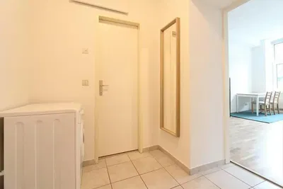 Γκαρνταρόμπα; πλακάκια, φυσικό φως