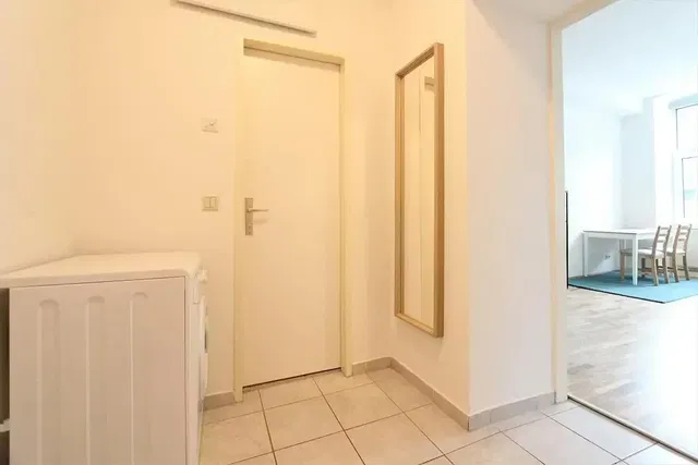 Garderobe; fliesenboden, tageslicht