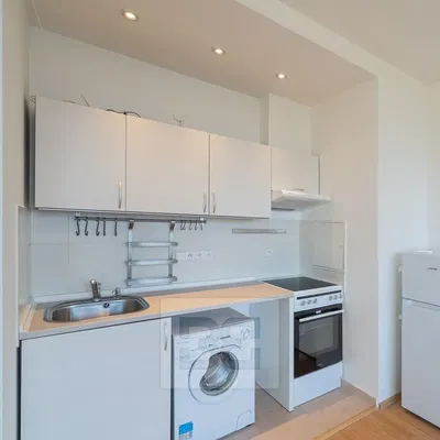 Кухня; кухненски уреди, плочки, ремонтиран, естествена светлина, модерен стил