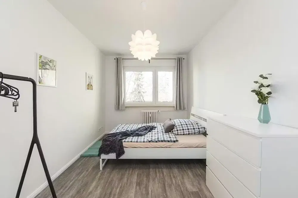 Ložnice; přirozené světlo, dřevěná podlaha, moderní styl