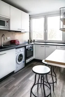 Κουζίνα; συσκευές κουζίνας, φυσικό φως, μοντέρνο στυλ, πλακάκια