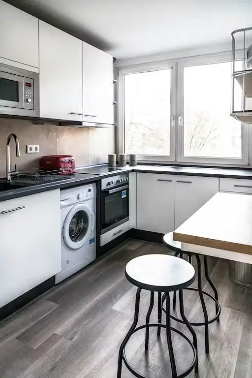 Küche; küchengeräte, tageslicht, moderner stil, fliesenboden