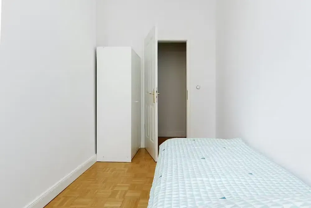 Schlafzimmer; holzboden, tageslicht