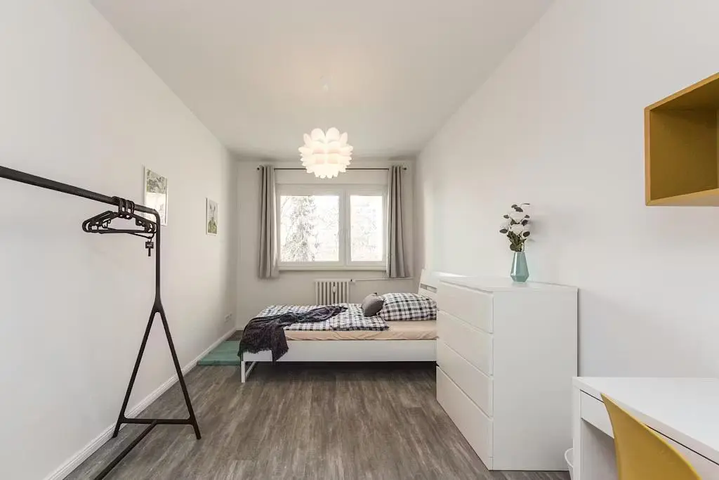 Ložnice; dřevěná podlaha, přirozené světlo, moderní styl