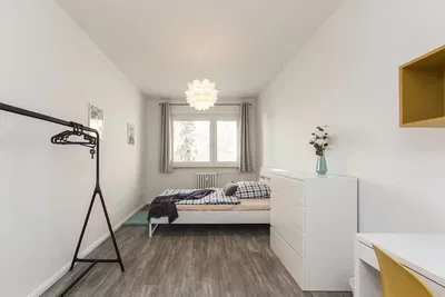 Ložnice; dřevěná podlaha, přirozené světlo, moderní styl