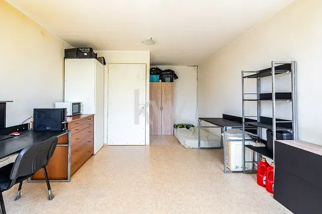 Kinderzimmer; holzboden, fliesenboden, tageslicht