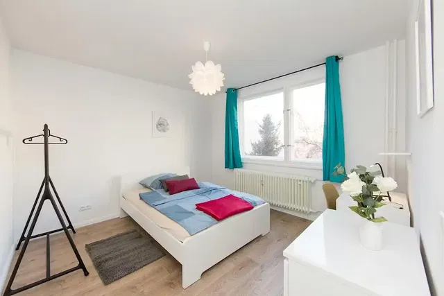 Спалня; естествена светлина, модерен стил, дървен под