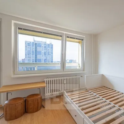 Спалня; гледка, дървен под, естествена светлина