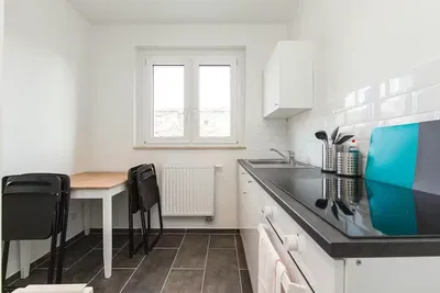 Mutfak; fayans zemin, doğal ışık, modern stil