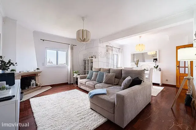 Wohnzimmer; kamin, tageslicht, moderner stil