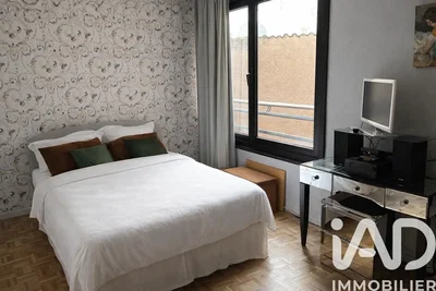 Yatak odası; modern stil, ahşap zemin, doğal ışık